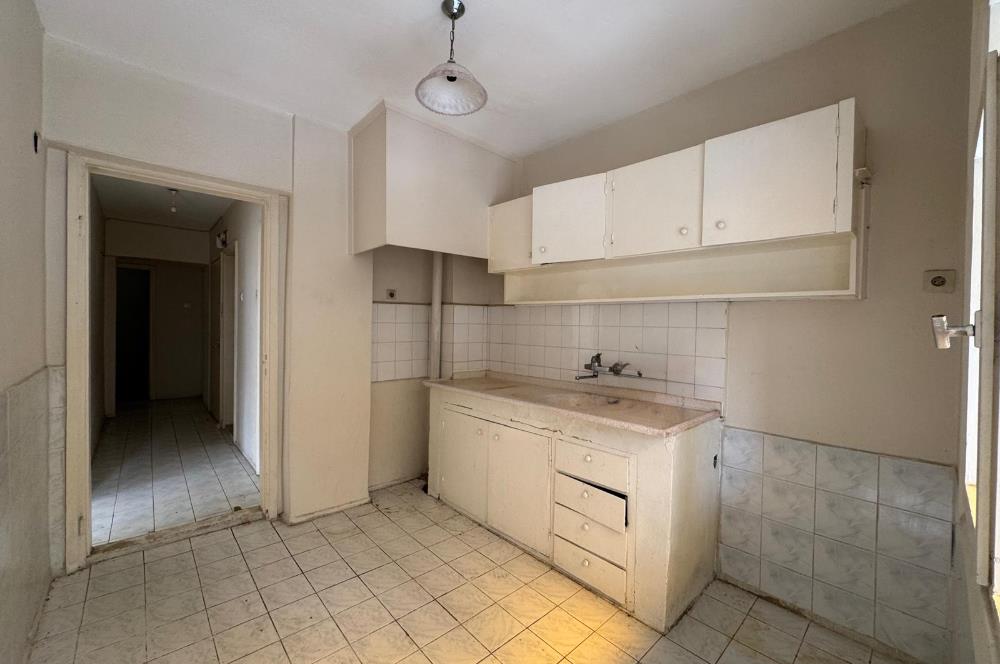 Karşıyaka Bahçelievler'de Cadde Üzeri 3+1 Kiralık  Daire 