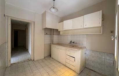 Karşıyaka Bahçelievler'de Cadde Üzeri 3+1 Kiralık  Daire 