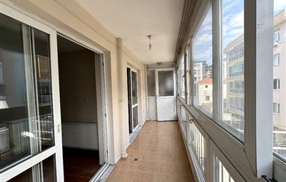 Karşıyaka Şemiklerde Anadolu cad-İZBAN yakını 3+1 Kiralık Daire 