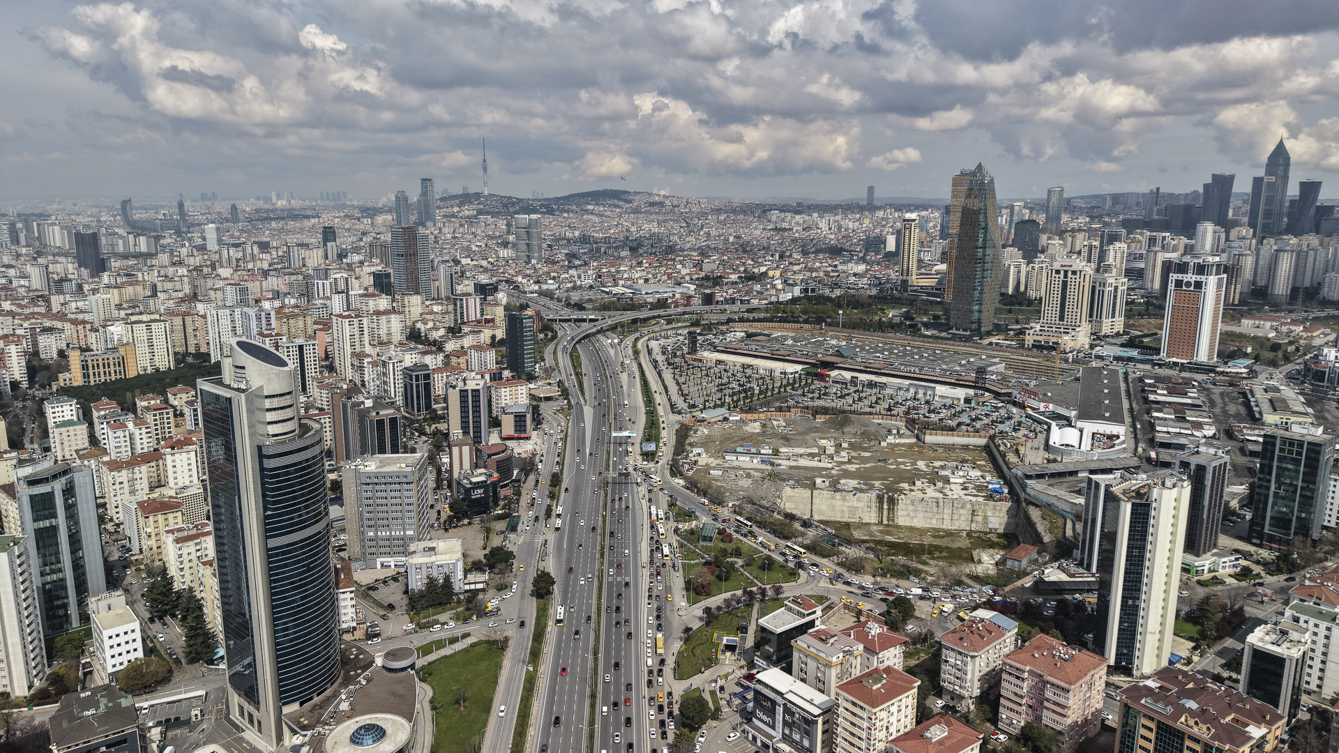 KOZYATAĞI METRONUN YANINDA E 5 CEPHELİ TAM KAT KİRALIK OFİS