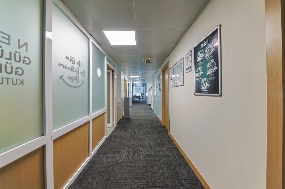 KOZYATAĞI METRONUN YANINDA E 5 CEPHELİ TAM KAT KİRALIK OFİS