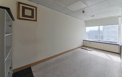 KOZYATAĞI METRONUN YANINDA E 5 CEPHELİ TAM KAT KİRALIK OFİS