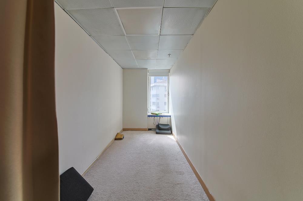 KOZYATAĞI METRONUN YANINDA E 5 CEPHELİ TAM KAT KİRALIK OFİS