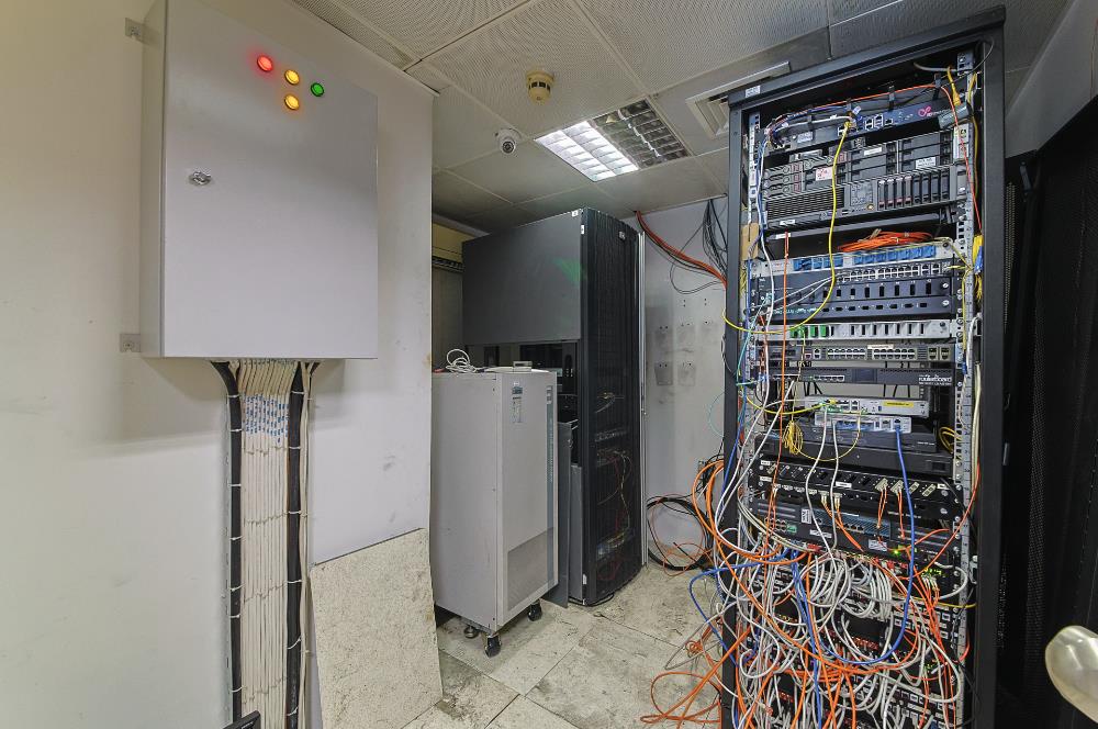 KOZYATAĞI METRONUN YANINDA E 5 CEPHELİ TAM KAT KİRALIK OFİS