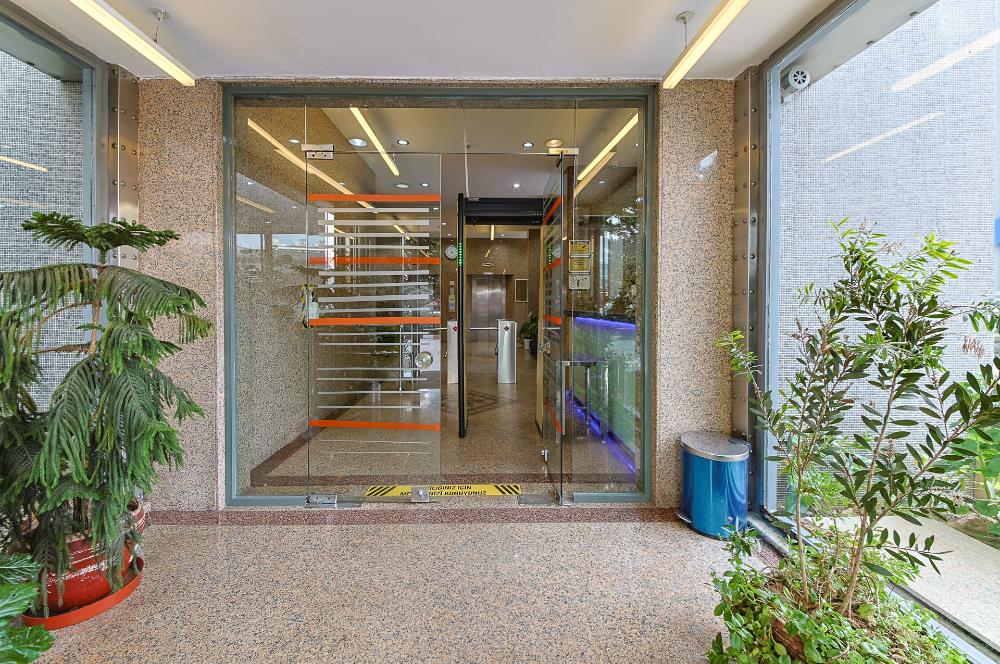 KOZYATAĞI METRONUN YANINDA E 5 CEPHELİ TAM KAT KİRALIK OFİS