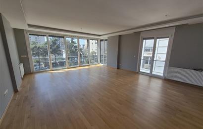 Suadiye Çamlı Sokak 2 Otoparklı, 45 m² Salonlu Geniş 3+1 Daire