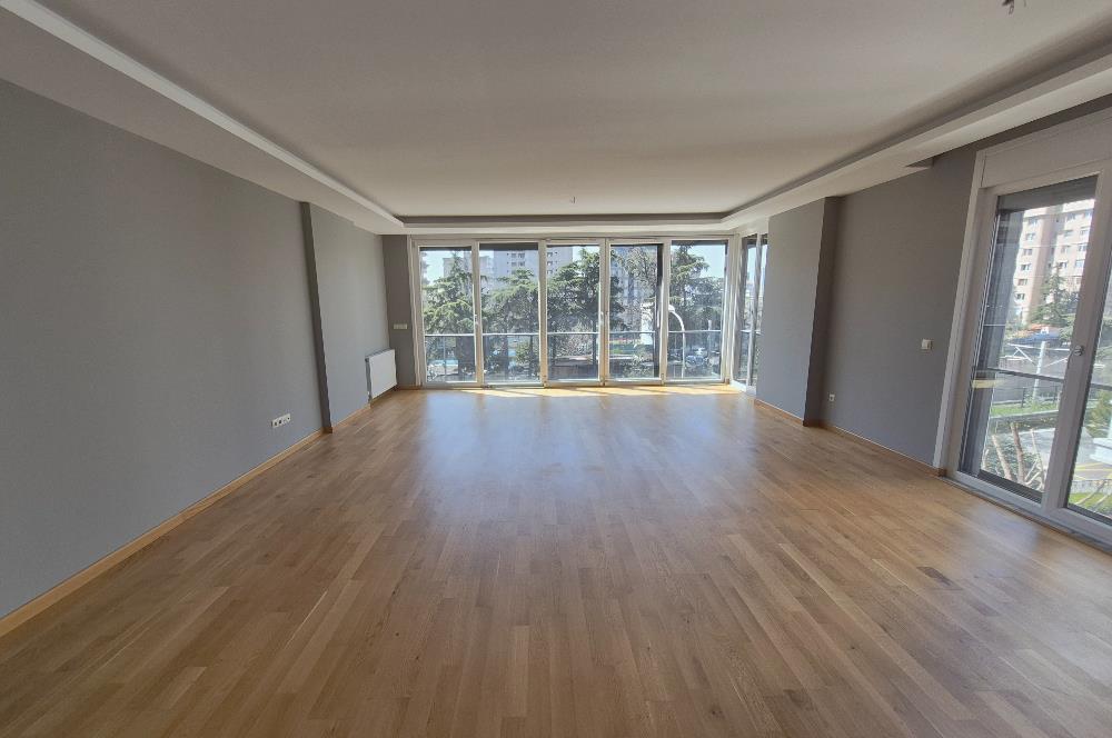 Suadiye Çamlı Sokak 2 Otoparklı, 45 m² Salonlu Geniş 3+1 Daire