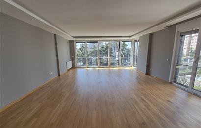 Suadiye Çamlı Sokak 2 Otoparklı, 45 m² Salonlu Geniş 3+1 Daire