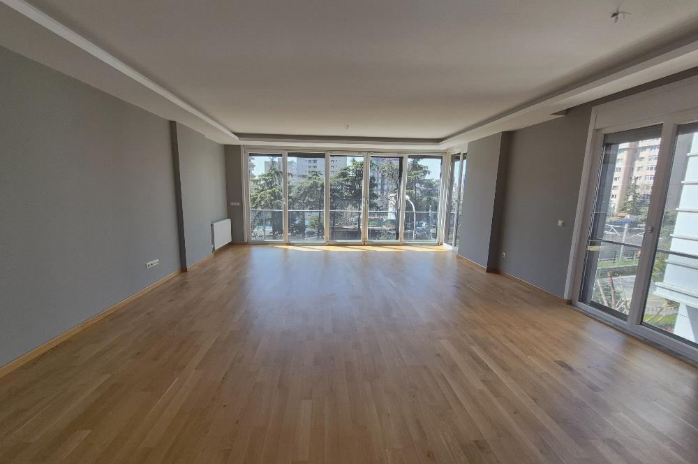 Suadiye Çamlı Sokak 2 Otoparklı, 45 m² Salonlu Geniş 3+1 Daire