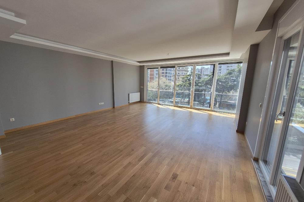 Suadiye Çamlı Sokak 2 Otoparklı, 45 m² Salonlu Geniş 3+1 Daire