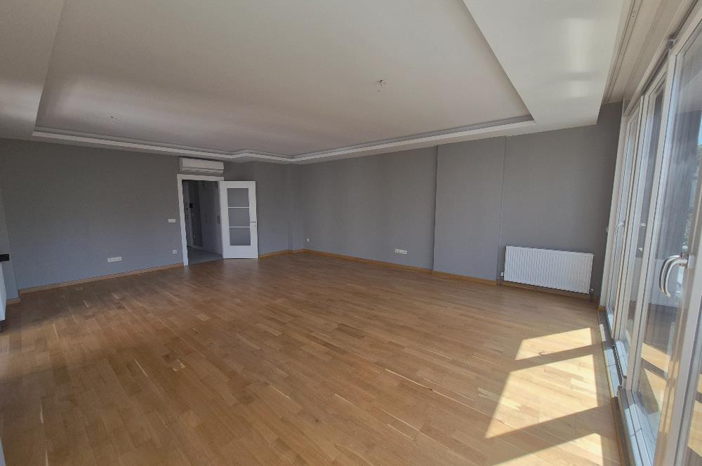 Suadiye Çamlı Sokak 2 Otoparklı, 45 m² Salonlu Geniş 3+1 Daire