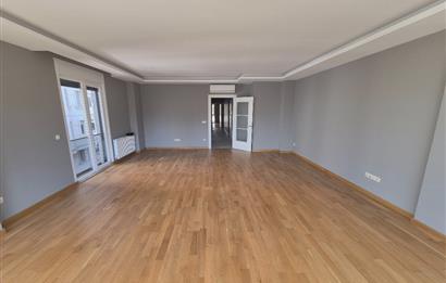 Suadiye Çamlı Sokak 2 Otoparklı, 45 m² Salonlu Geniş 3+1 Daire