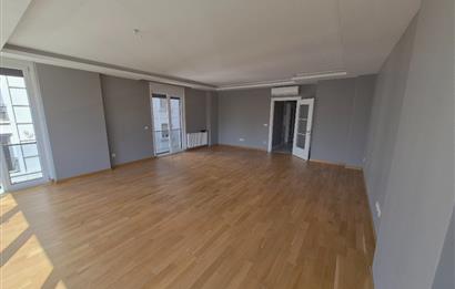 Suadiye Çamlı Sokak 2 Otoparklı, 45 m² Salonlu Geniş 3+1 Daire