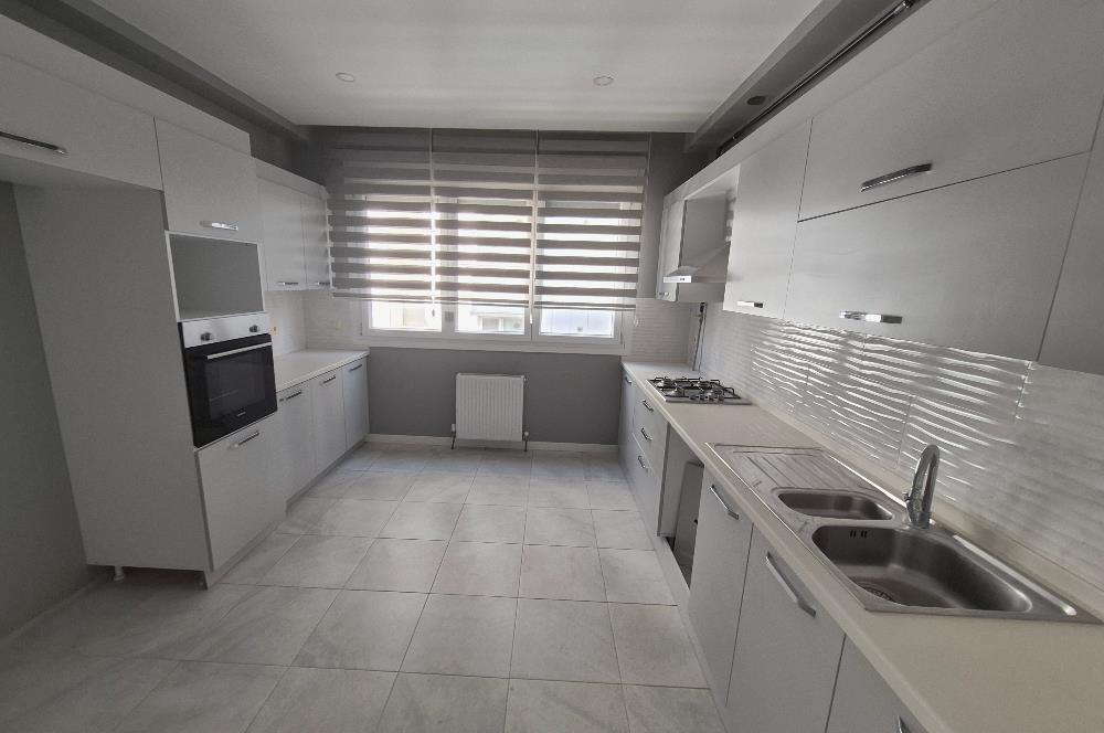 Suadiye Çamlı Sokak 2 Otoparklı, 45 m² Salonlu Geniş 3+1 Daire