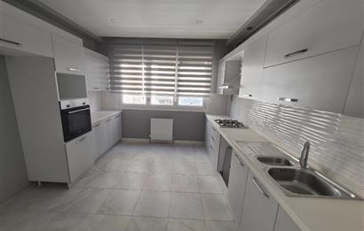 Suadiye Çamlı Sokak 2 Otoparklı, 45 m² Salonlu Geniş 3+1 Daire