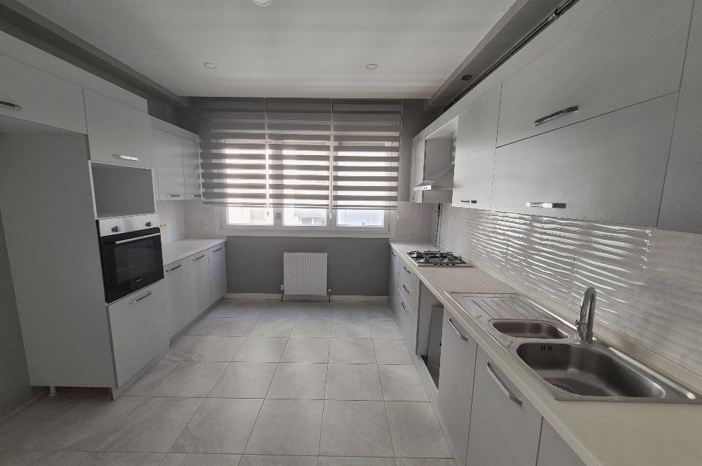 Suadiye Çamlı Sokak 2 Otoparklı, 45 m² Salonlu Geniş 3+1 Daire