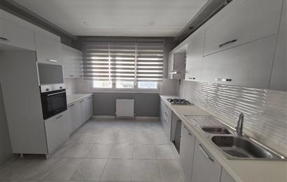Suadiye Çamlı Sokak 2 Otoparklı, 45 m² Salonlu Geniş 3+1 Daire