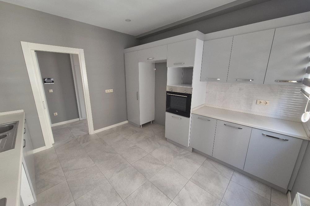 Suadiye Çamlı Sokak 2 Otoparklı, 45 m² Salonlu Geniş 3+1 Daire