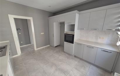 Suadiye Çamlı Sokak 2 Otoparklı, 45 m² Salonlu Geniş 3+1 Daire