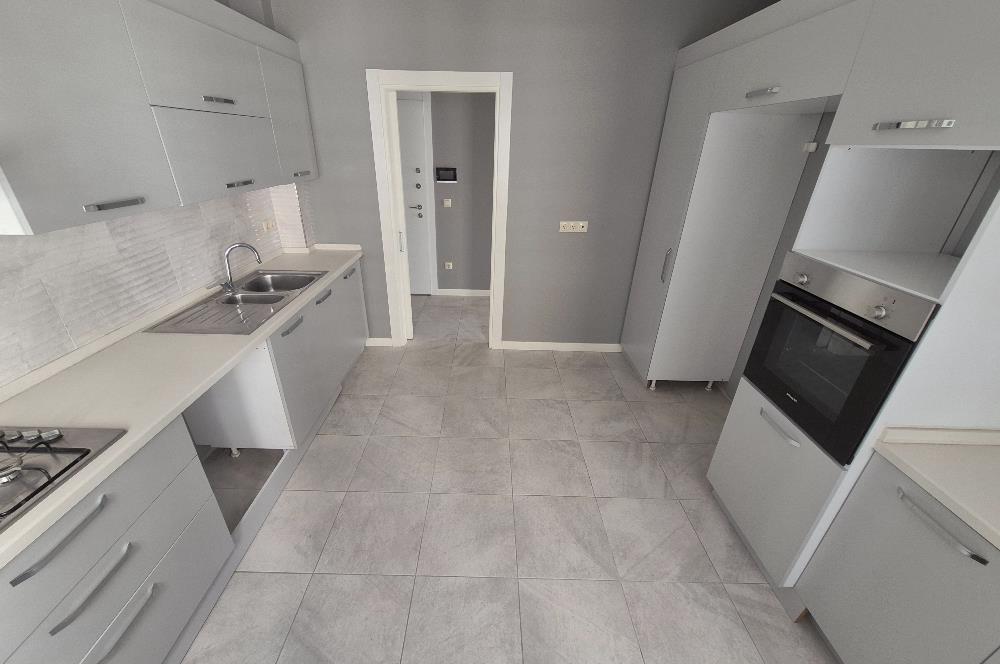 Suadiye Çamlı Sokak 2 Otoparklı, 45 m² Salonlu Geniş 3+1 Daire