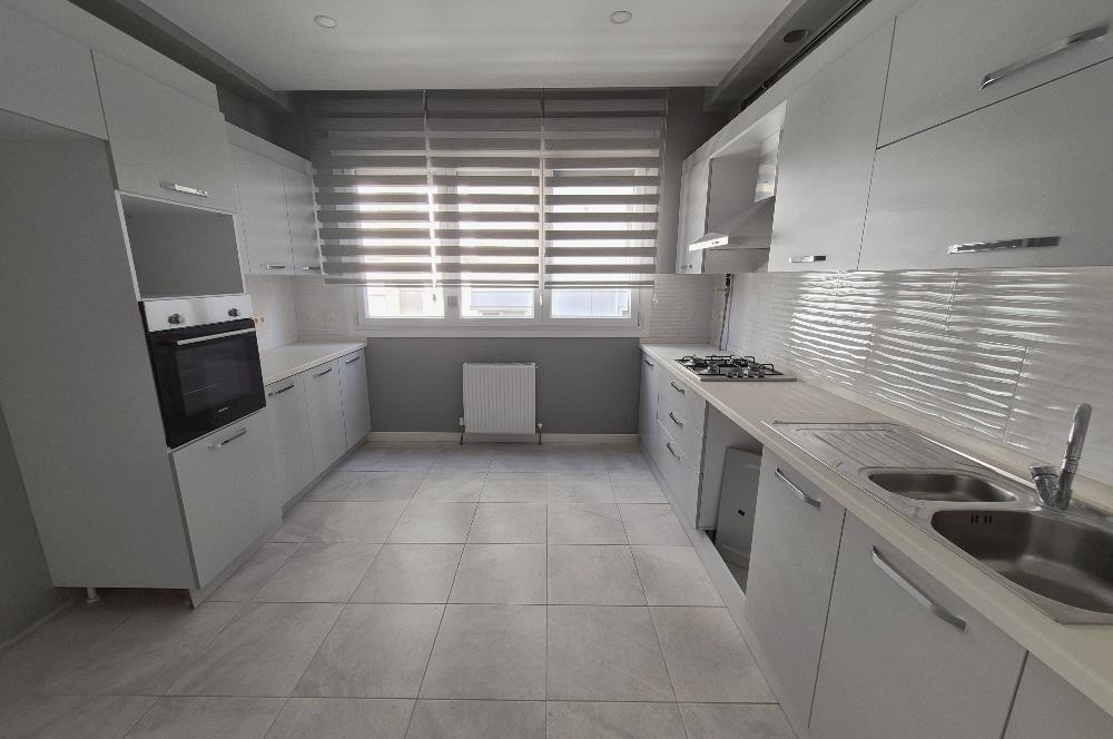 Suadiye Çamlı Sokak 2 Otoparklı, 45 m² Salonlu Geniş 3+1 Daire