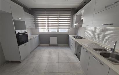 Suadiye Çamlı Sokak 2 Otoparklı, 45 m² Salonlu Geniş 3+1 Daire
