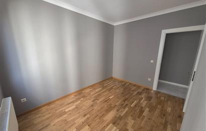 Suadiye Çamlı Sokak 2 Otoparklı, 45 m² Salonlu Geniş 3+1 Daire