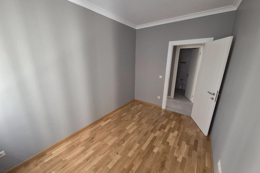 Suadiye Çamlı Sokak 2 Otoparklı, 45 m² Salonlu Geniş 3+1 Daire