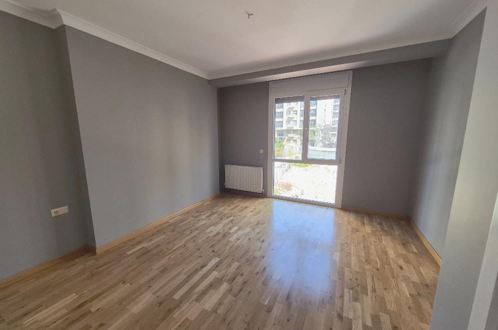 Suadiye Çamlı Sokak 2 Otoparklı, 45 m² Salonlu Geniş 3+1 Daire