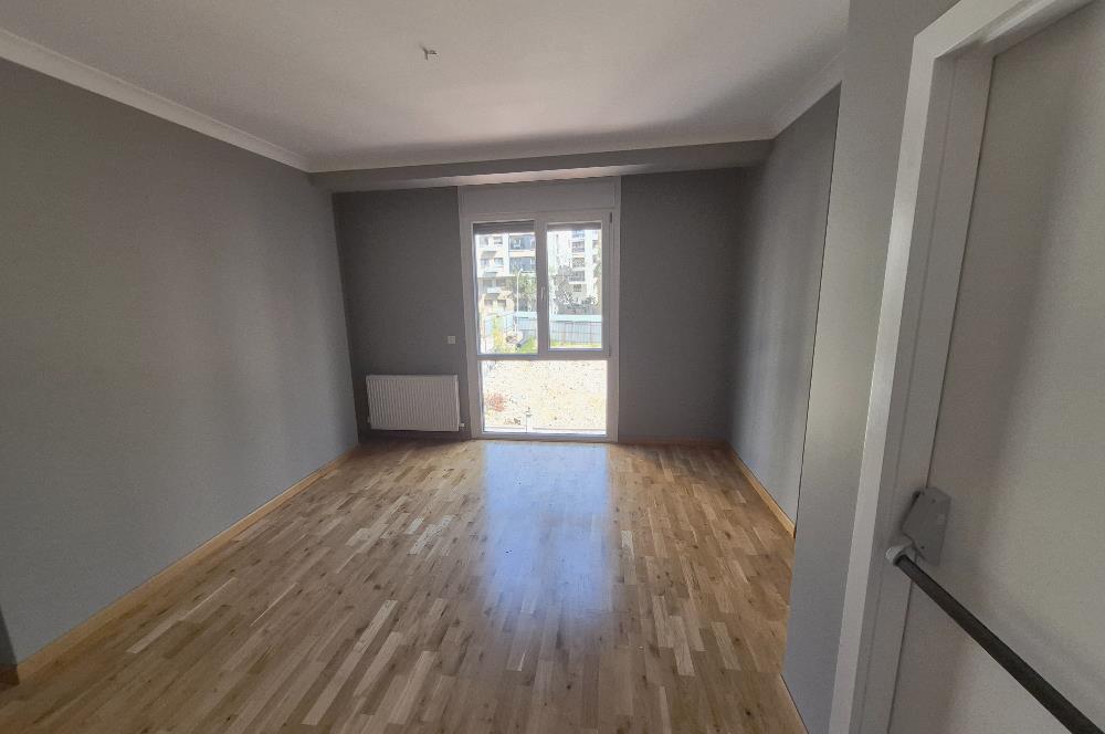 Suadiye Çamlı Sokak 2 Otoparklı, 45 m² Salonlu Geniş 3+1 Daire