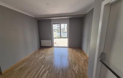 Suadiye Çamlı Sokak 2 Otoparklı, 45 m² Salonlu Geniş 3+1 Daire