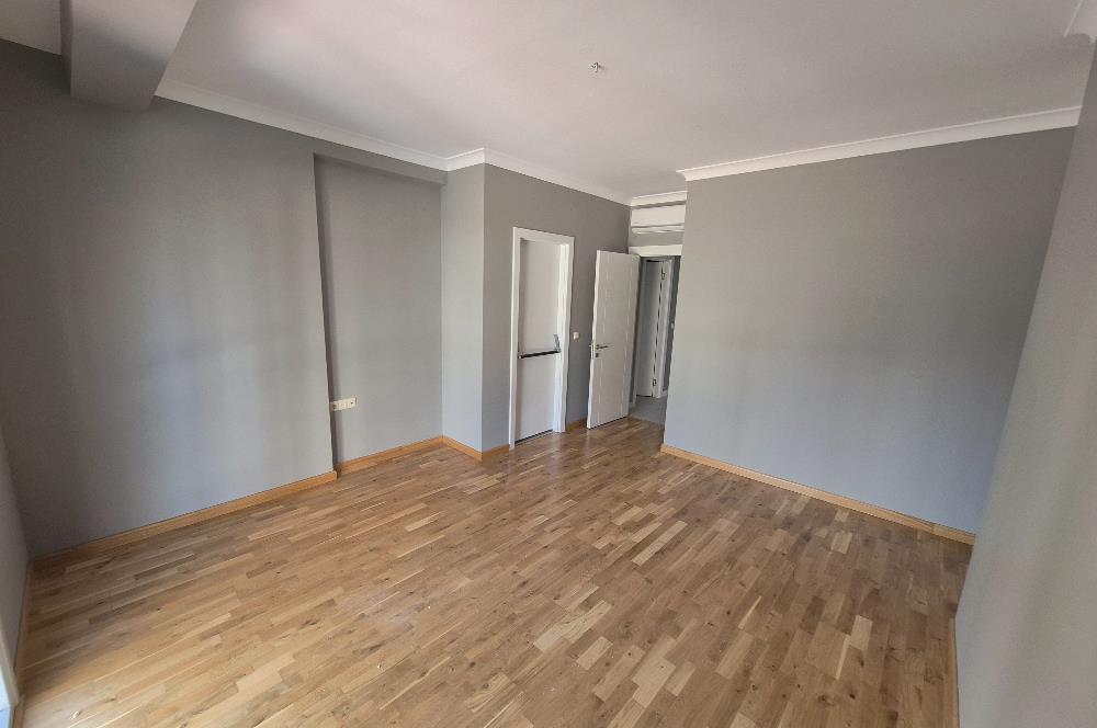Suadiye Çamlı Sokak 2 Otoparklı, 45 m² Salonlu Geniş 3+1 Daire