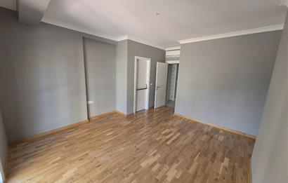Suadiye Çamlı Sokak 2 Otoparklı, 45 m² Salonlu Geniş 3+1 Daire