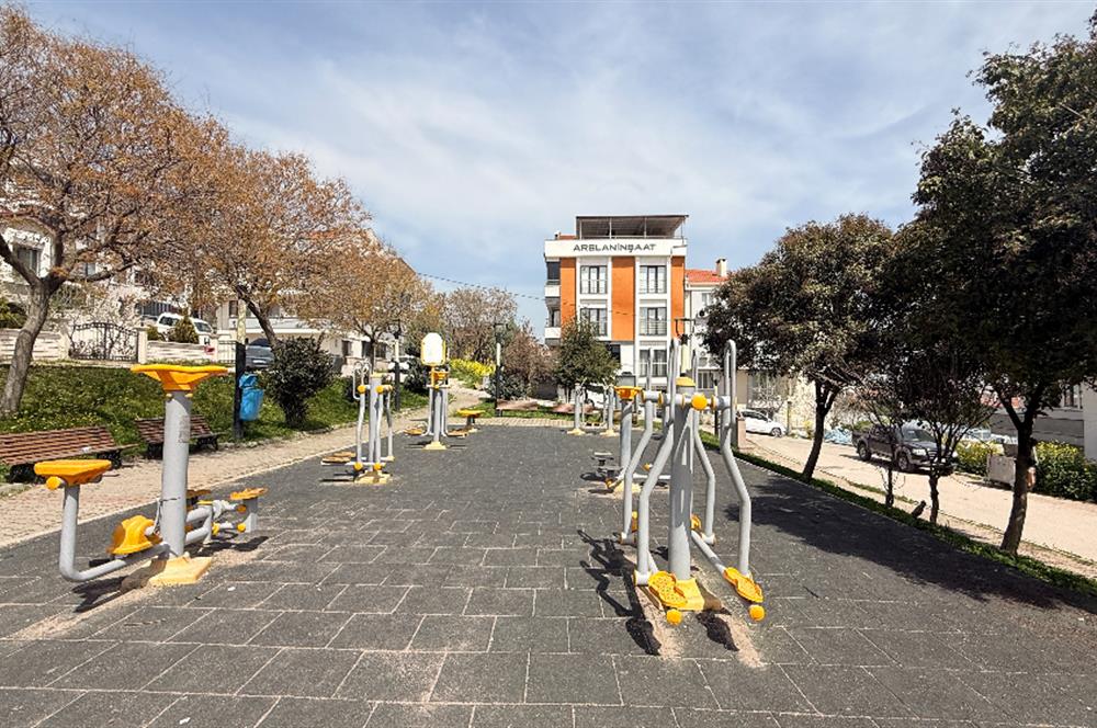 ALTIEYLÜL FEN LİSESİ YANI SATILIK 1+1