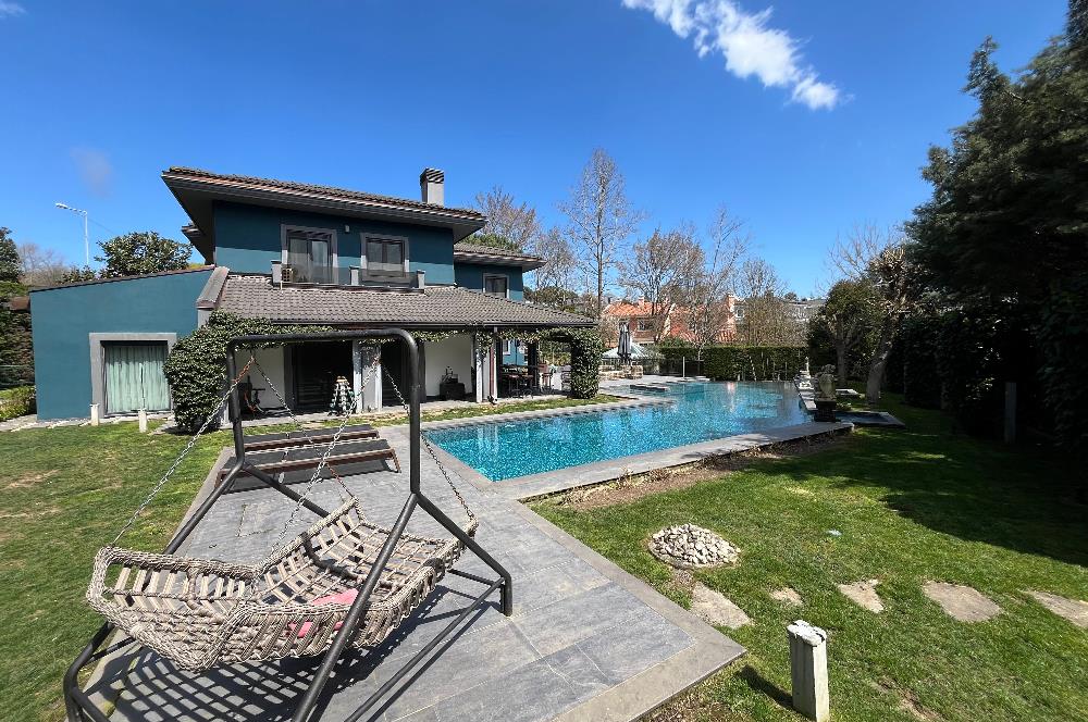 Zekeriyaköy Yaprak Mahallesi'nde Köşe Konumlu Satılık Konak 