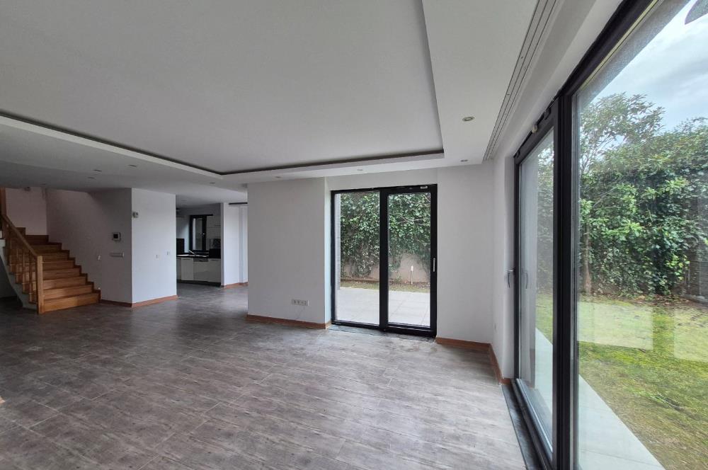 3+1 Panoramik Deniz Manzaralı, Havuz Cepheli Bahçe Dubleksi