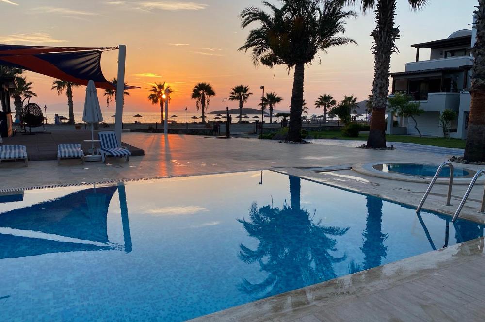 Denize Sıfır Havuzlu Site İçinde Kum Plaj Kullanımlı Kiralık Deniz Manzaralı Bahçe Katı Eşyalı Daire