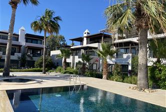 Denize Sıfır Havuzlu Site İçinde Kum Plaj Kullanımlı Kiralık Deniz Manzaralı Bahçe Katı Eşyalı Daire - 1 - 33611