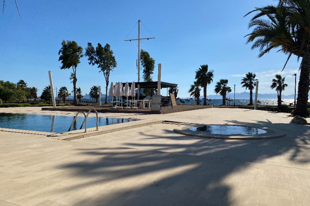 Denize Sıfır Havuzlu Site İçinde Kum Plaj Kullanımlı Kiralık Deniz Manzaralı Bahçe Katı Eşyalı Daire