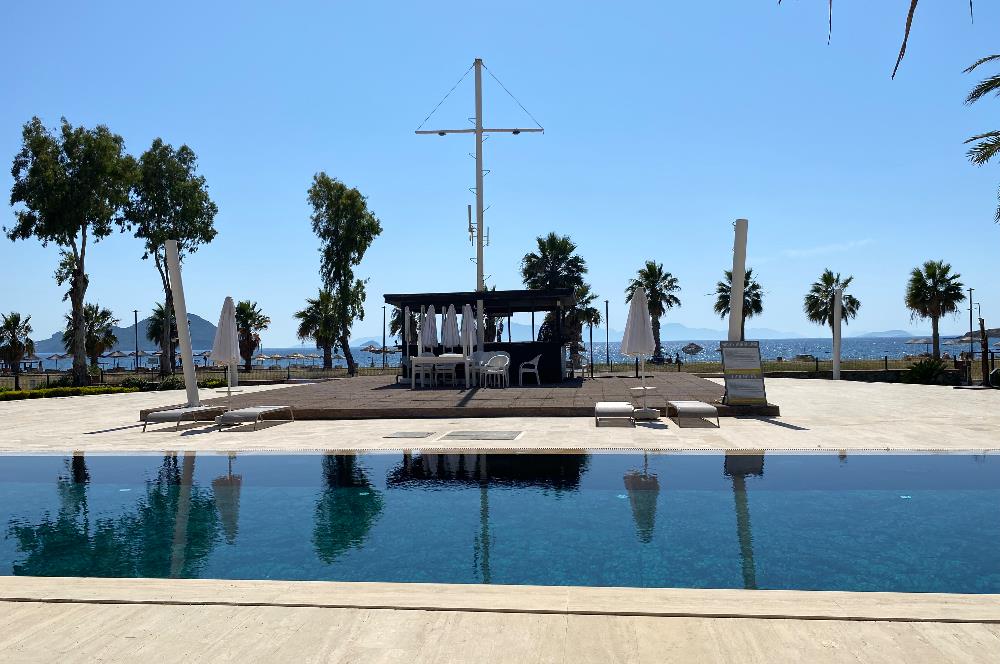 Denize Sıfır Havuzlu Site İçinde Kum Plaj Kullanımlı Kiralık Deniz Manzaralı Bahçe Katı Eşyalı Daire