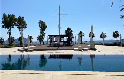 Denize Sıfır Havuzlu Site İçinde Kum Plaj Kullanımlı Kiralık Deniz Manzaralı Bahçe Katı Eşyalı Daire