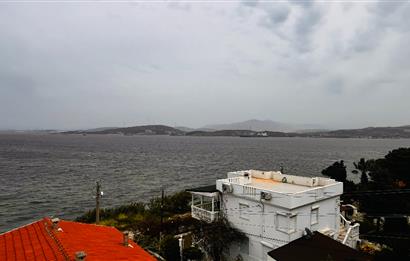 Yeni Foça Petra Koyu'nda Deniz Manzaralı Kiralık 3+1 Villa