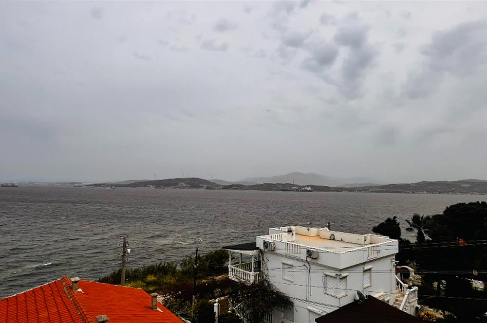 Yeni Foça Petra Koyu'nda Deniz Manzaralı Kiralık 3+1 Villa