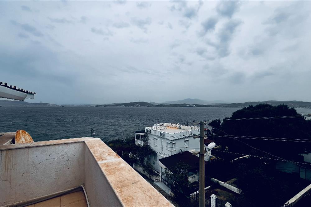 Yeni Foça Petra Koyu'nda Deniz Manzaralı Kiralık 3+1 Villa
