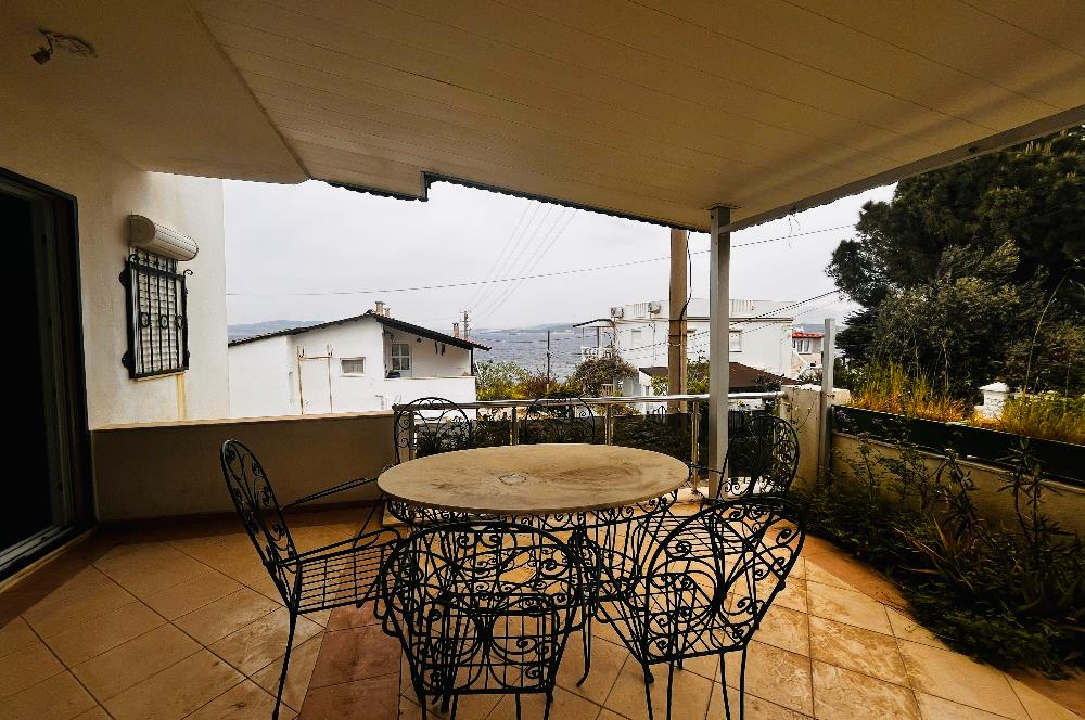 Yeni Foça Petra Koyu'nda Deniz Manzaralı Kiralık 3+1 Villa