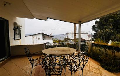 Yeni Foça Petra Koyu'nda Deniz Manzaralı Kiralık 3+1 Villa