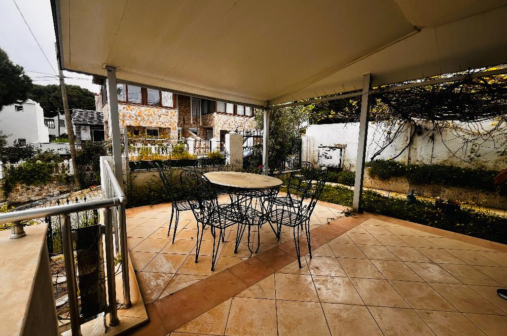 Yeni Foça Petra Koyu'nda Deniz Manzaralı Kiralık 3+1 Villa