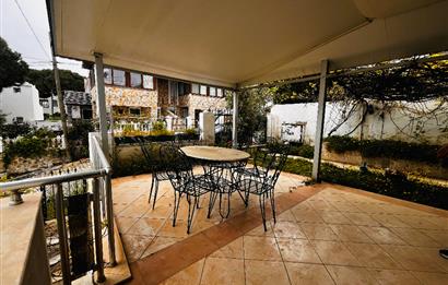 Yeni Foça Petra Koyu'nda Deniz Manzaralı Kiralık 3+1 Villa