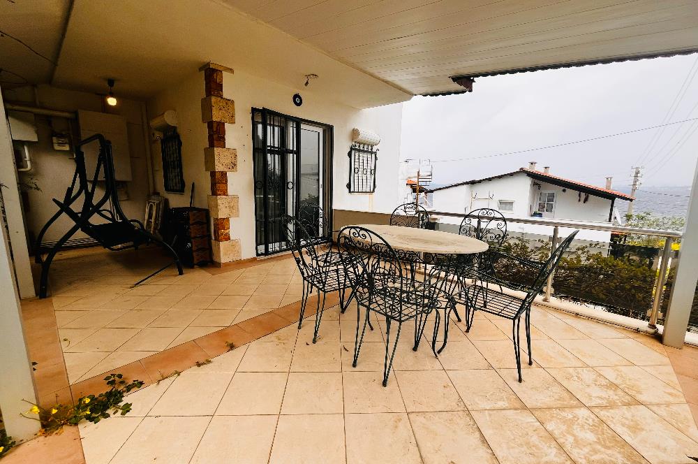 Yeni Foça Petra Koyu'nda Deniz Manzaralı Kiralık 3+1 Villa