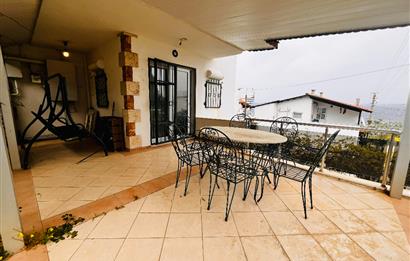Yeni Foça Petra Koyu'nda Deniz Manzaralı Kiralık 3+1 Villa